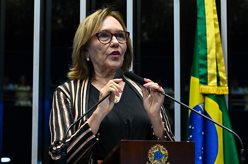 À tribuna, em discurso, senadora Zenaide Maia (PSD-RN). 