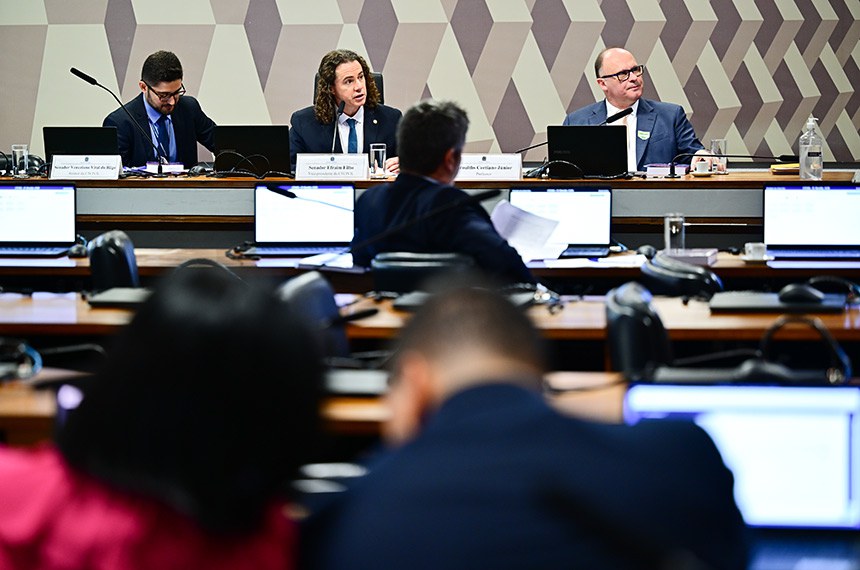 O senador Veneziano Vital do Rêgo (ao centro) é o relator-geral da comissão temporária para atualização do código - Foto: Saulo Cruz/Agência Senado