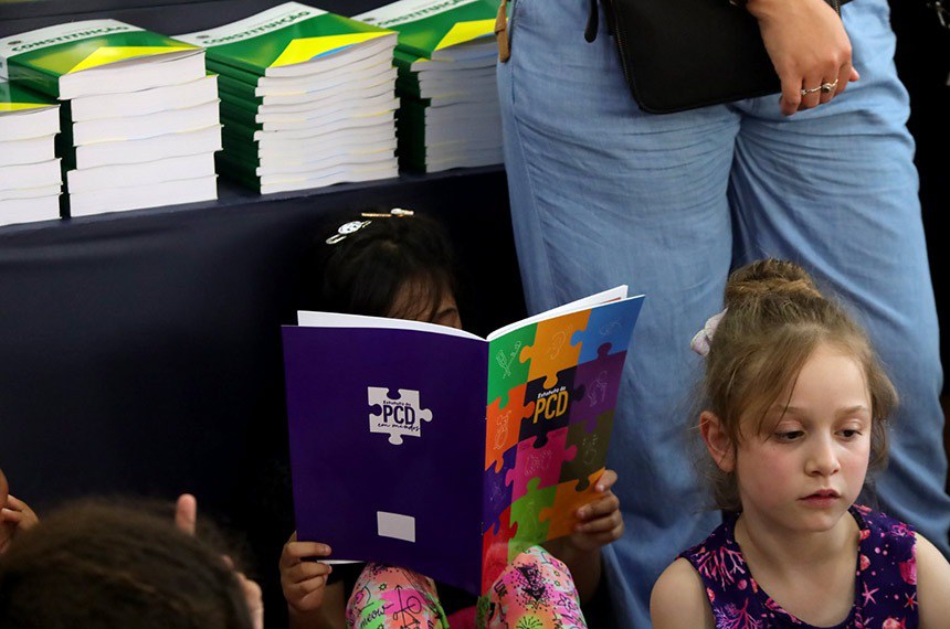 Crianças de uma escola municipal participaram do lançamento de livro que traduz o Estatuto da Pessoa com Deficiência para os quadrinhos credito=