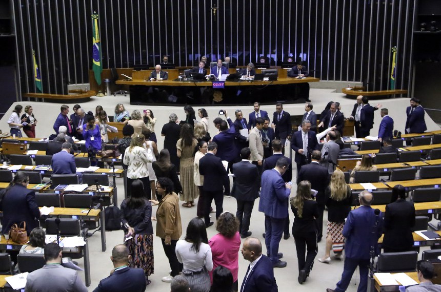 Discussão e votação de propostas legislativas.