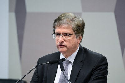 À mesa, indicado para exercer o cargo de Procurador-Geral da República, Paulo Gustavo Gonet Branco (MSF 89/2023), inicia sua apresentação. Gonet afirma que toda sua vida profissional foi marcada pela atividade jurídica.