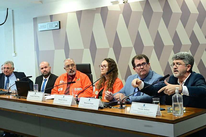 Mesa: 
representante da Federação dos Empregados em Postos de Serviços de Combustíveis e Derivados de Petróleo do Estado de São Paulo (Fepospetro), Luiz de Souza Arraes; 
vice-presidente da Federação Nacional do Comércio de Combustíveis e de Lubrificantes (Fecombustíveis), Carlos Guimarães Júnior; 
presidente eventual da CAS, senador Paulo Paim (PT-RS); 
presidenta do Sindicato dos Petroleiros do Rio Grande do Sul (Sindipetro-RS), Miriam Cabreira; 
representante da Confederação Nacional do Comércio de Bens, Serviços e Turismo no Grupo de Trabalho do Benzeno e do Conselho Nacional do Meio Ambiente, Bernardo Souto; 
vice-presidente Nacional da Central dos Trabalhadores e Trabalhadoras do Brasil, Vicente Selistre - em pronunciamento.