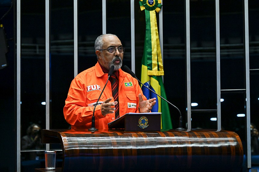 À tribuna, em discurso, senador Paulo Paim (PT-RS). 