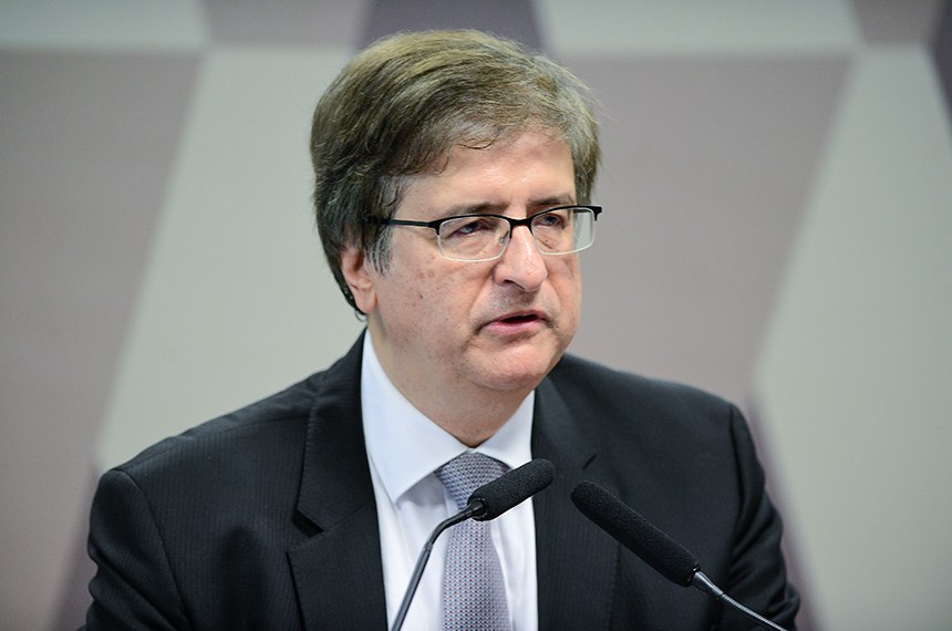 À mesa, indicado para exercer o cargo de Procurador-Geral da República, Paulo Gustavo Gonet Branco (MSF 89/2023), inicia sua apresentação. Gonet afirma que toda sua vida profissional foi marcada pela atividade jurídica.