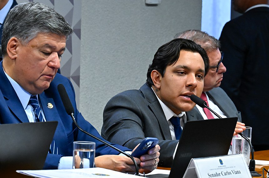 Mesa: 
presidente da CPMI - INSS, senador Carlos Viana (Podemos-MG), conduz depoimento; 
dirigente da Associação de Amparo Social ao Aposentado e Pensionista (AASAP), Igor Dias Delecrode - depoente; 
advogado do depoente, Levy Emanuel Magno.