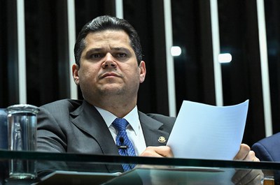 Mesa: 
presidente do Senado Federal, senador Davi Alcolumbre (União-AP), conduz sessão.