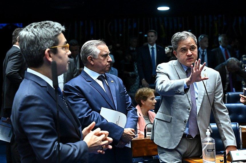 Presidente da CMO, Efraim Filho, e líder do governo no Congresso, Randolfe Rodrigues, acertaram datas para Orçamento - Foto: herivel
