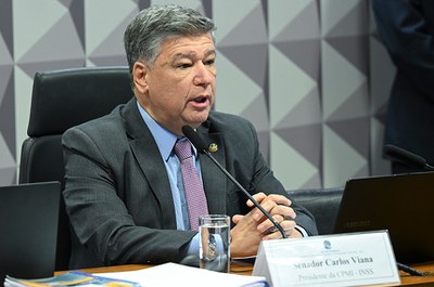 Mesa: 
presidente da CPMI - INSS, senador Carlos Viana (Podemos-MG).