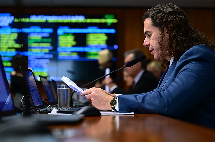 Em pronunciamento, à bancada, senador Veneziano Vital do Rêgo (MDB-PB).