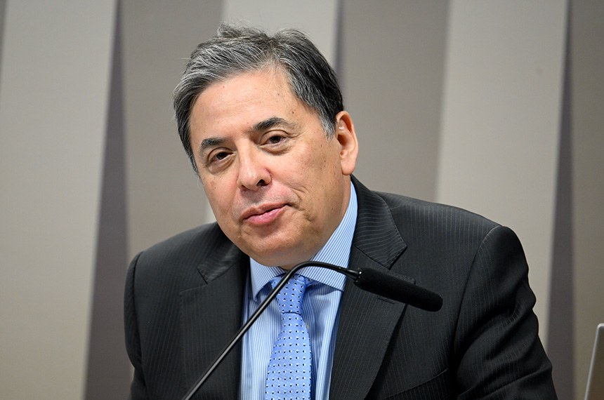 Mesa: 
indicado para exercer o cargo de embaixador do Brasil na Jamaica, Manuel Adalberto Carlos Montenegro Lopes da Cruz.