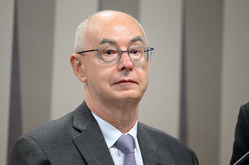 Mesa: 
indicado para exercer o cargo de embaixador do Brasil na República Togolesa, Luís Ivaldo Villafañe Gomes dos Santos.