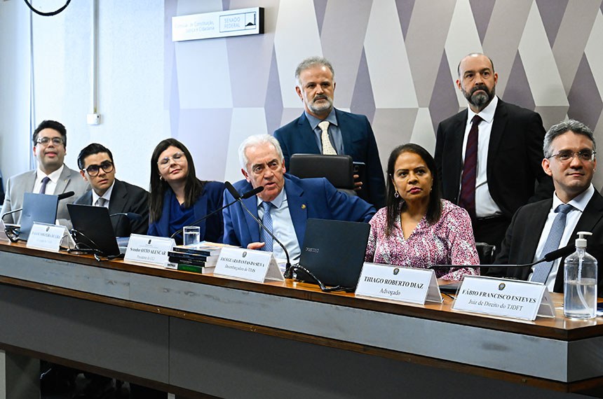 Mesa: 
indicado para compor o Conselho Nacional do Ministério Público (CNMP), na vaga destinada à Câmara dos Deputados, Edvaldo Nilo De Almeida (OFS 15/2025); 
indicado para compor o Conselho Nacional do Ministério Público (CNMP), na vaga destinada ao Senado Federal, Gustavo Afonso Sabóia Vieira (OFS 10/2025); 
indicada para compor o Conselho Nacional de Justiça (CNJ), na vaga destinada à Câmara dos Deputados, Daiane Nogueira de Lira (OFS 14/2025); 
presidente da CCJ, senador Otto Alencar (PSD-BA), conduz sabatina; 
indicada para compor o Conselho Nacional de Justiça (CNJ), na vaga destinada ao Supremo Tribunal Federal, Jaceguara Dantas da Silva (OFS 11/2025); 
indicado para compor o Conselho Nacional do Ministério Público (CNMP), na vaga destinada ao Conselho Federal da Ordem dos Advogados do Brasil, Thiago Roberto Morais Diaz (OFS 13/2025); 
indicado para compor o Conselho Nacional de Justiça (CNJ), na vaga destinada ao Supremo Tribunal Federal, Fabio Francisco Esteves (OFS 12/2025).