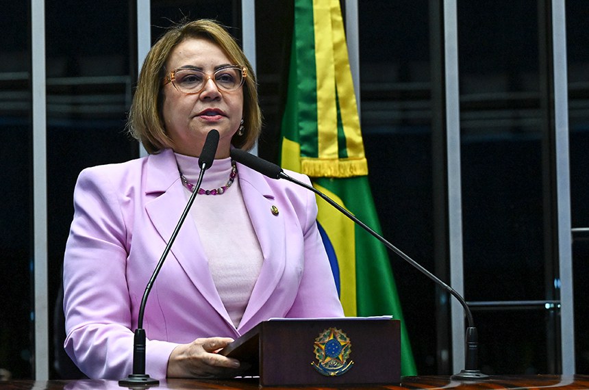 À tribuna, em discurso, senadora Jussara Lima (PSD-PI). 