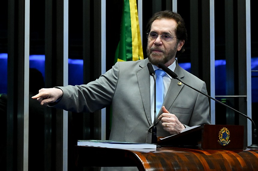 Em discurso, à tribuna, senador Plínio Valério (PSDB-AM).