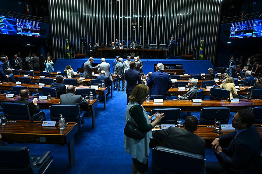 Senadores à bancada.