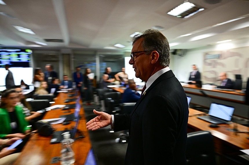 Senador Laércio Oliveira (PP-SE) na CAS; à mesa, presidente da CAS, senador Marcelo Castro (MDB-PI), conduz reunião.