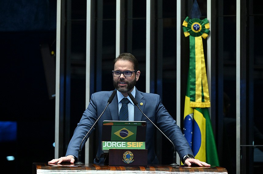 À tribuna, em discurso, senador Jorge Seif (PL-SC). 