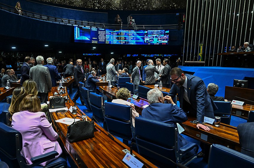 Mesa: 
líder do governo no Senado Federal, senador Jaques Wagner (PT-BA).