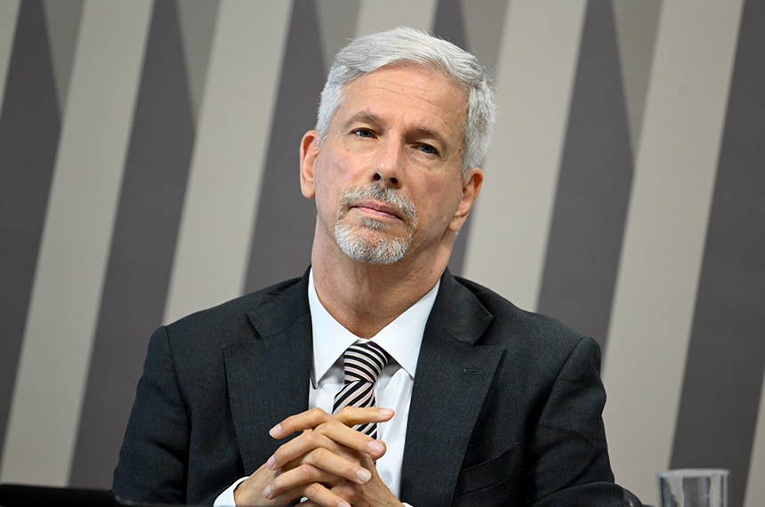 Mesa: 
indicado para exercer o cargo de embaixador do Brasil na República Helênica, Laudemar Gonçalves de Aguia Neto.