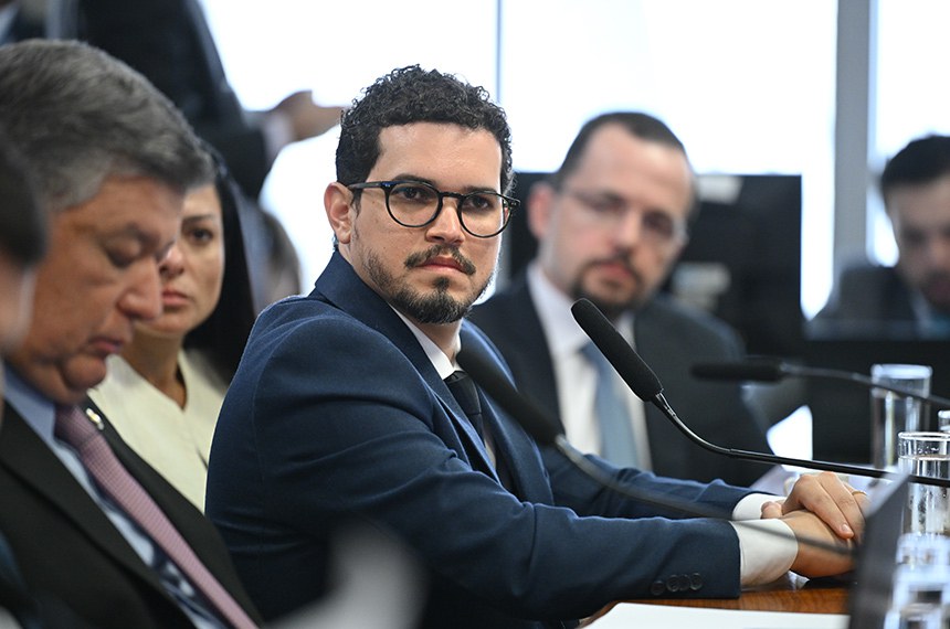 Mesa: 
presidente da CPMI - INSS, senador Carlos Viana (Podemos-MG); 
filho do ex-diretor do INSS, advogado Eric Douglas Martins Fidelis;
advogada do depoente, Clarissa Silva Gomes Oliveira;
advogado do depoente, Bruno Assis Pereira Cardoso.