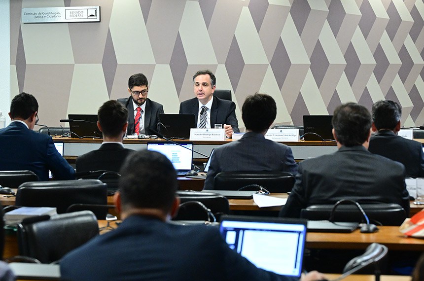 À mesa, presidente da CTCIVIL, senador Rodrigo Pacheco (PSD-MG), conduz audiência.