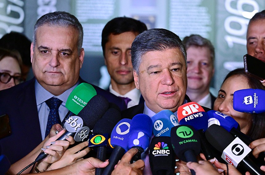 (E/D):
vice-presidente da CPMI - INSS, deputado Duarte Jr. (PSB-MA); 
deputado Alfredo Gaspar (União-AL); 
presidente da CPMI - INSS, senador Carlos Viana (Podemos-MG);
deputado Evair Vieira de Melo (PP-ES); 
deputado Marcel van Hattem (Novo-RS).