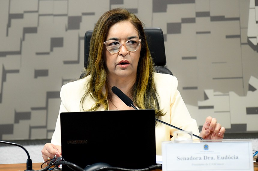 À mesa, presidente da CASCANCER, senadora Dra. Eudócia (PL-AL) conduz reunião.
