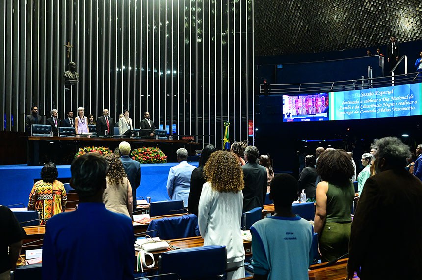 Mesa: 
diretora do Instituto IPEAFRO e viúva do Senador Abdias Nascimento, Elisa Larkin;
presidente e requerente desta sessão, senador Paulo Paim (PT-RS);
secretário desta sessão;
diretor de Administração da Empresa Gestora de Ativos do Ministério da Fazenda, Mártius das Chagas.