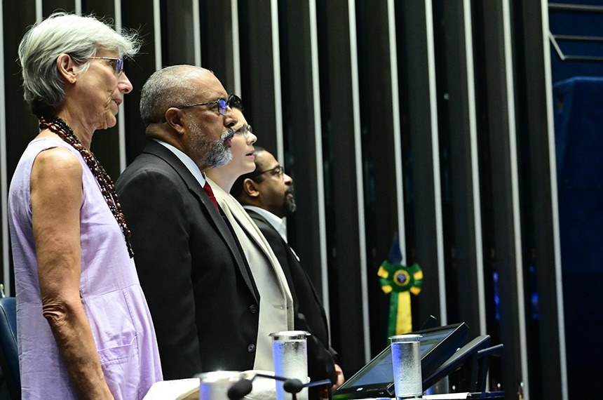 Sessão solene foi presidida pelo senador Paulo Paim; em primeiro plano, a diretora do Instituto Ipeafro e viúva de Abdias Nascimento, Elisa Larkin - Foto: Geraldo Magela/Agência Senado