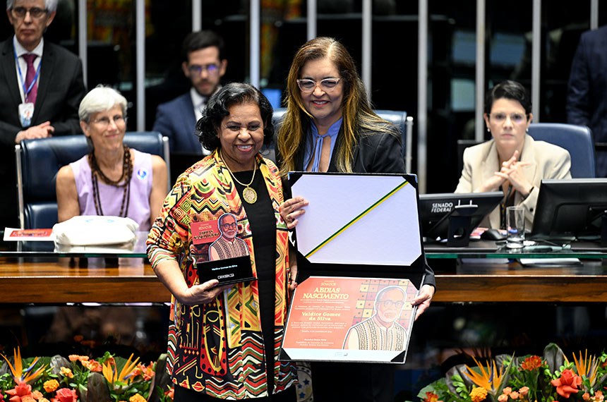 A jornalista e ativista Valdice Gomes da Silva recebeu a Comenda das mãos da senadora Dra. Eudócia - Foto: Edilson Rodrigues/Agência Senado