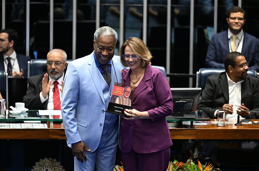 Damares Alves entregou a Comenda ao historiador e pesquisador Natanael dos Santos - Foto: Edilson Rodrigues/Agência Senado