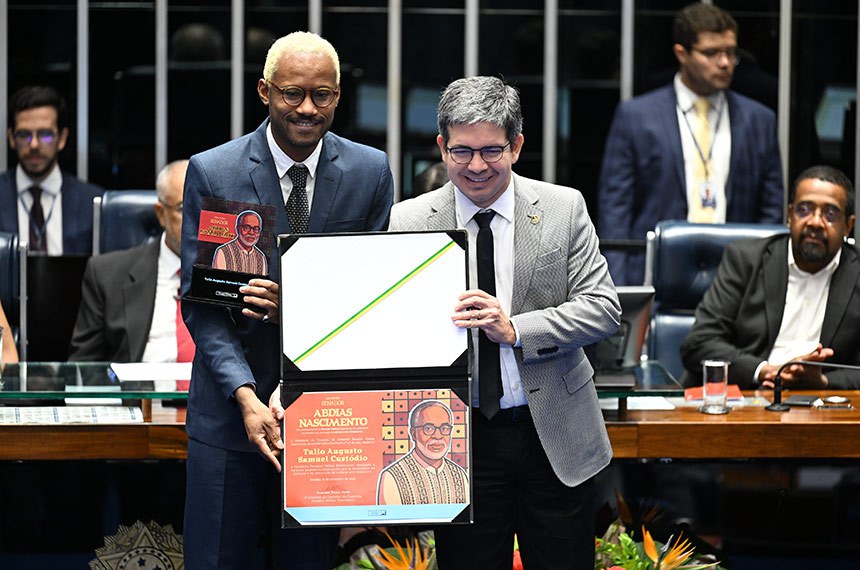 O sociólogo Tulio Augusto Samuel Custódio foi agraciado com a Comenda, que recebeu das mãos do senador Randolfe Rodrigues - Foto: Edilson Rodrigues/Agência Senado