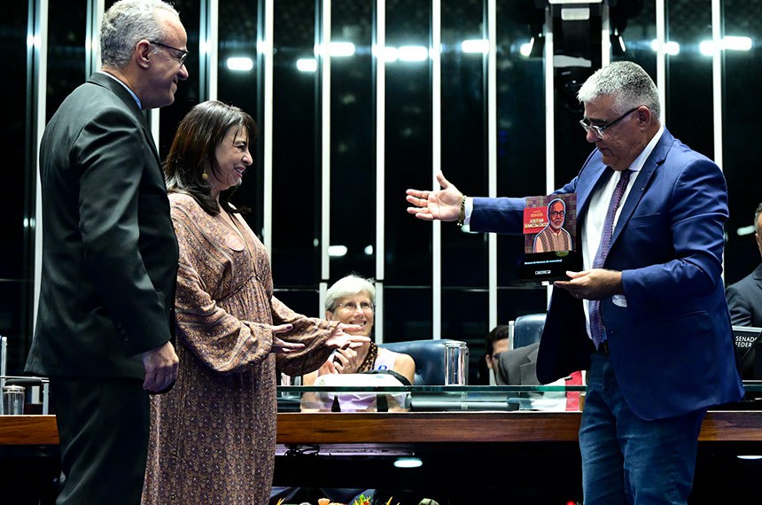 Eduardo Girão entregou a Comenda, in memorian, ao médico cearense Bezerra de Menezes, representado na solenidade por Rosane Mendes Corrêa Victor - Foto: Geraldo Magela/Agência Senado