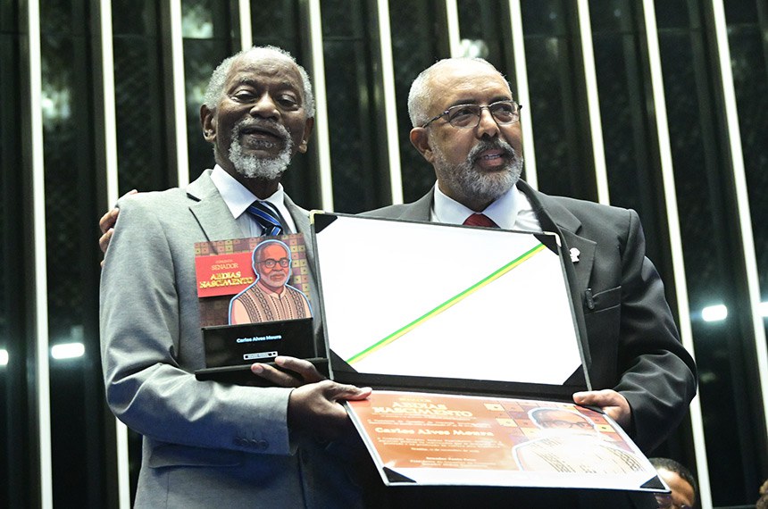 Fundador do Centro de Estudos Afro-Brasileiros de Brasília e primeiro presidente da Fundação Cultural Palmares, Carlos Alves Moura recebeu a Comenda das mãos de Paulo Paim - Foto: Geraldo Magela/Agência Senado