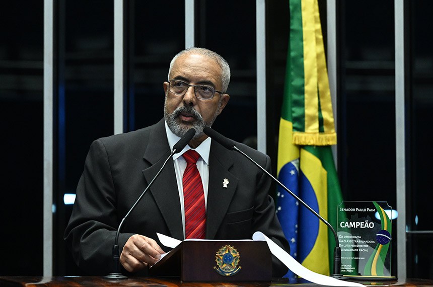 Senador Paulo Paim (PT-RS) em discurso à tribuna.