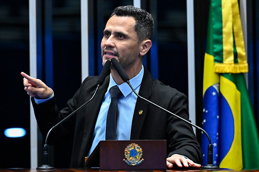 Senador Cleitinho (Republicanos-MG) em discurso à tribuna.