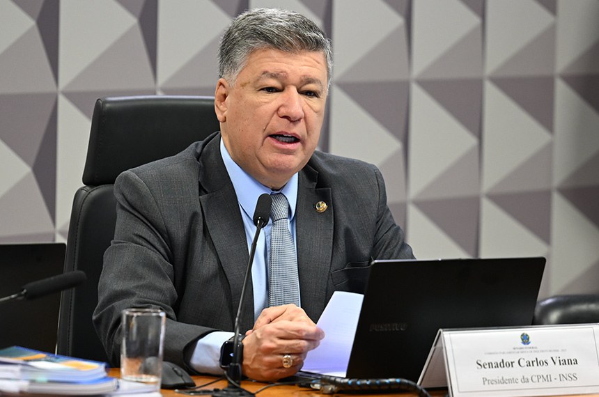 À mesa, presidente da CPMI - INSS, senador Carlos Viana (Podemos-MG), conduz depoimento.