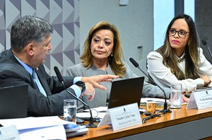 Mesa: 
presidente da CPMI - INSS, senador Carlos Viana (Podemos-MG); 
presidente da Associação dos Aposentados e Pensionistas do Brasil (AAPB), Cecília Rodrigues Mota; 
advogada da depoente, Ilana Martins Luz.
