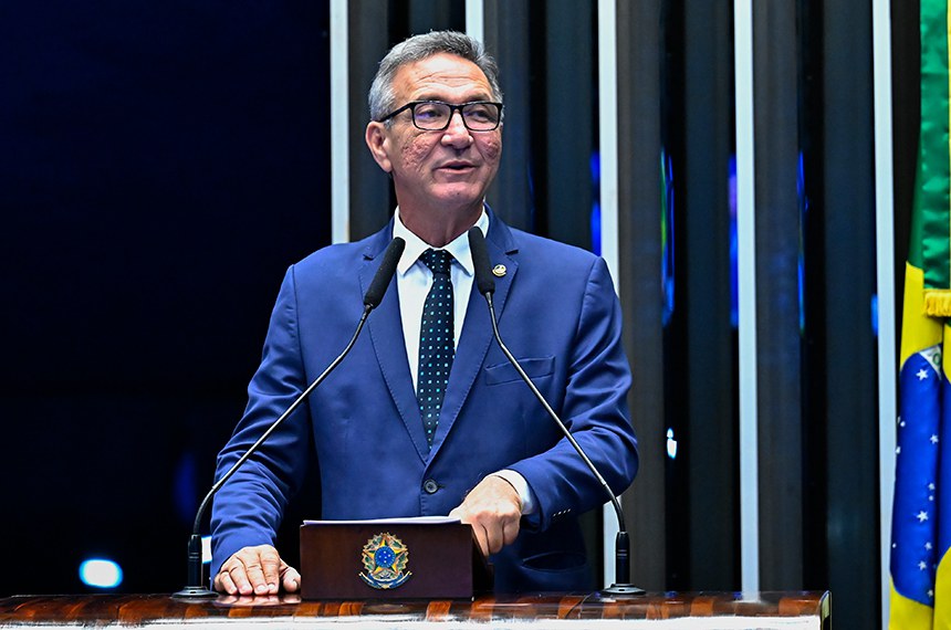 Em discurso, à tribuna, senador Lucas Barreto (PSD-AP).