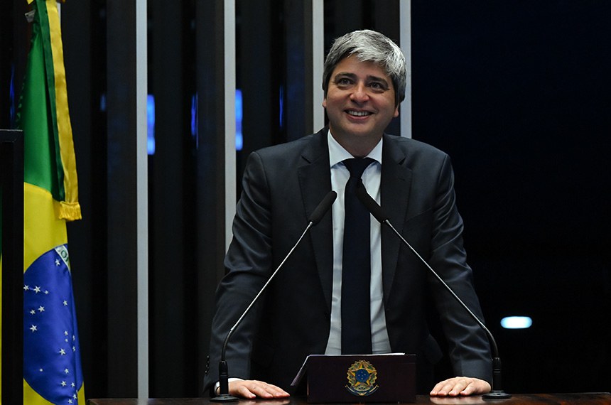 Em discurso, à tribuna, senador Carlos Portinho (PL-RJ).