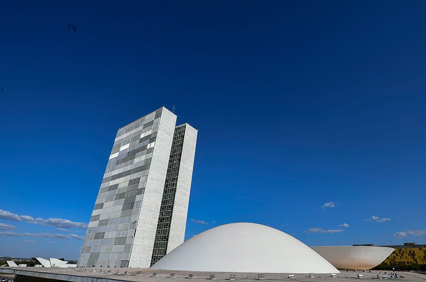 Sede das duas Casas do Poder Legislativo e um dos mais famosos cartões postais do Brasil, o Palácio do Congresso Nacional é composto por duas cúpulas e duas torres de 28 andares, que abrigam a Câmara dos Deputados e o Senado Federal.