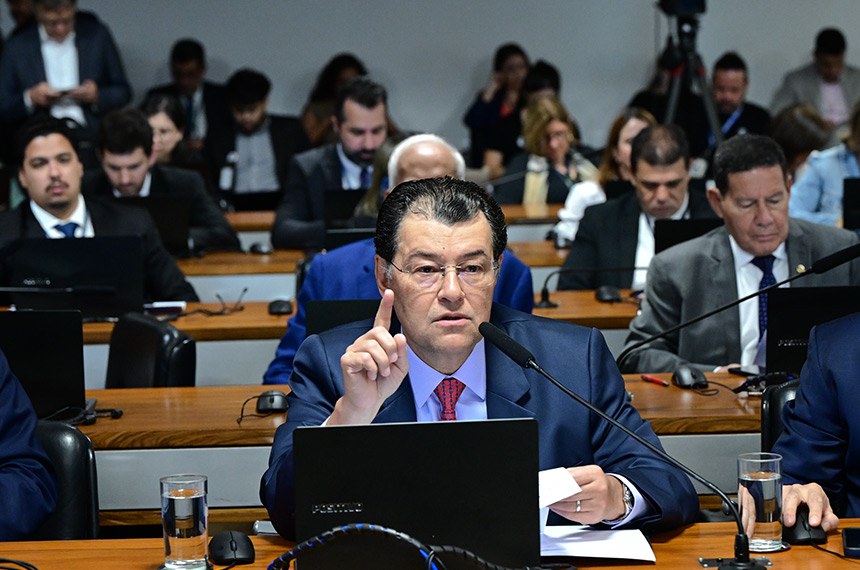 Em pronunciamento, à bancada, relator do PL 4.871/2024, senador Eduardo Braga (MDB-AM).