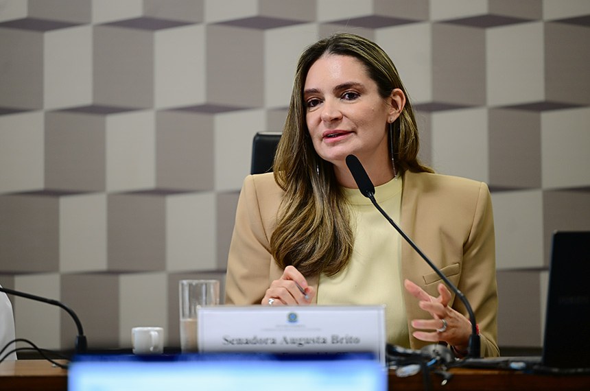 Mesa: 
presidente eventual  da CE,  senadora Augusta Brito (PT-CE).