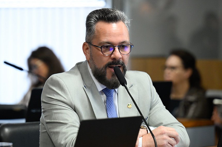 Em pronunciamento, à bancada, relator do PL 4.816/2023, senador Alan Rick (União-AC).
