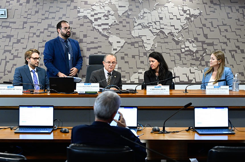 Mesa: 
pesquisador e professor da FGV Agro, Leonardo Garcia da Silva Munhoz; 
presidente da CRA, senador Zequinha Marinho (Podemos-PA); 
secretária extraordinária do Mercado de Carbono do Ministério da Fazenda, Cristina Fróes de Borja Reis; 
sócia do Trennepohl Advogados e especialista em políticas climáticas, com doutorado em Direito pela Humboldt Universität (Alemanha), Natascha Trennepohl.