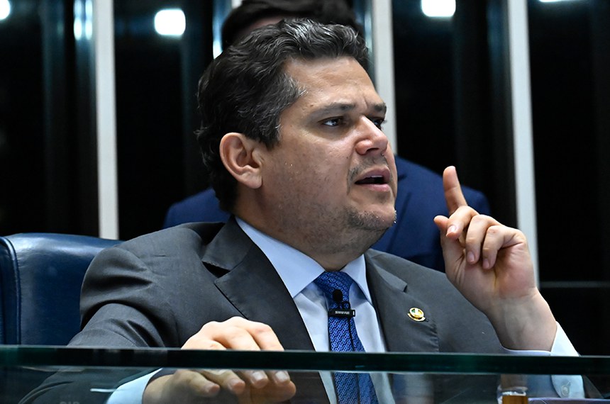 Mesa: 
presidente do Senado Federal, senador Davi Alcolumbre (União-AP), conduz sessão.