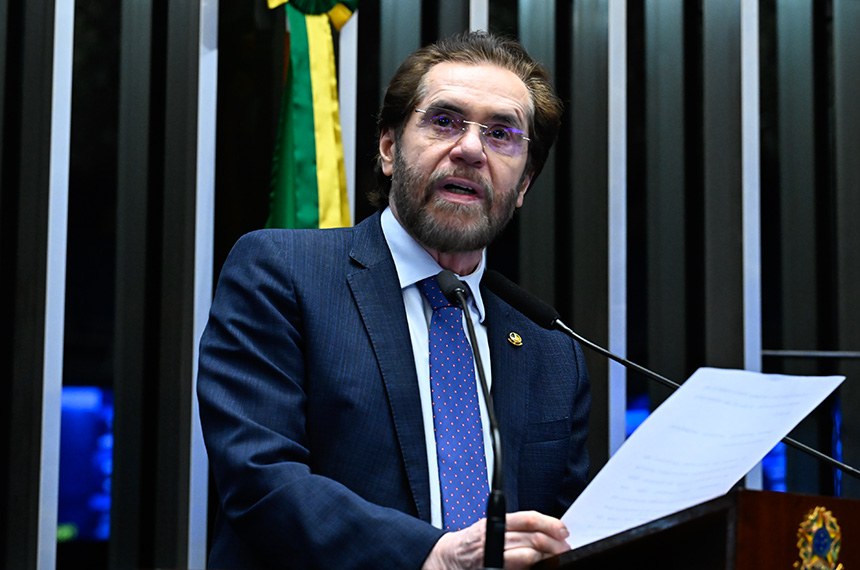 Senador Plínio Valério (PSDB-AM) em discurso à tribuna.