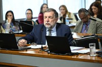 CDH aprova exigência de avaliação prática para intérpretes de Libras