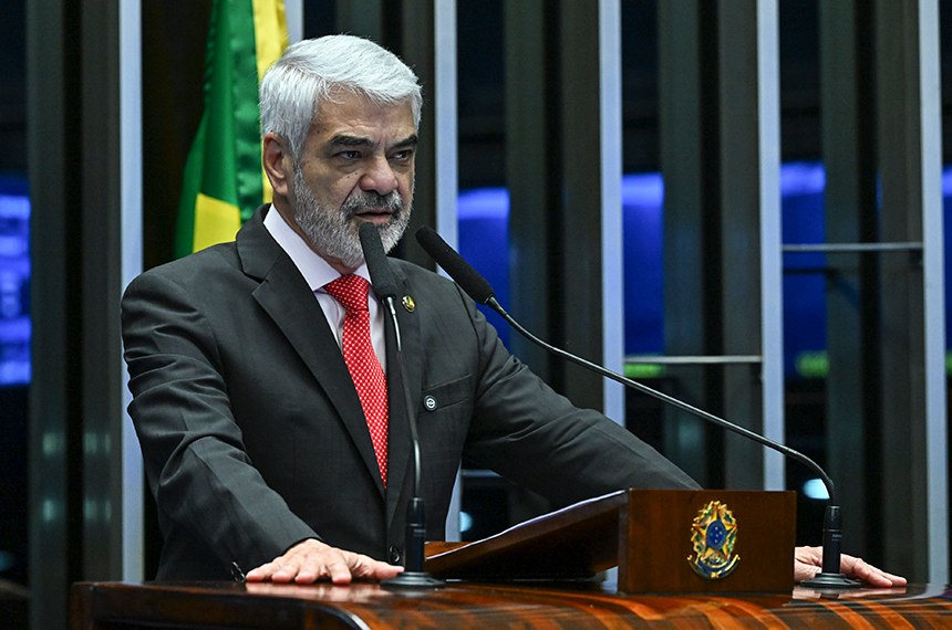 Senador Humberto Costa (PT-PE) em discurso à bancada.