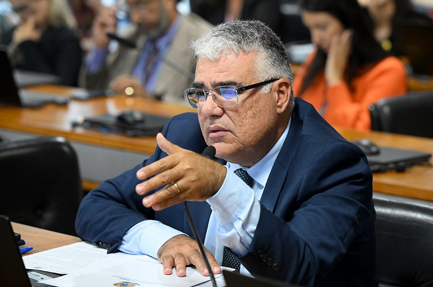 Em pronunciamento, à bancada, senador Eduardo Girão (Novo-CE).